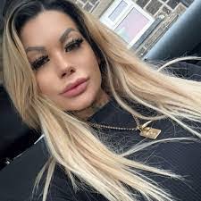 Carla Giles's Instagram, Twitter & Facebook