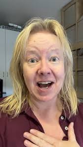 Hvorfor jeg er så himla glad🤩🤣 , Du kan høre på videoen, så får du vite  det straks. Fytti jeg er heldig som får lov til å holde på med det jeg  elsker mest, nemlig det å strikke på maskin og drive ...