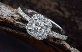 Cincin solitaire merupakan cincin yang hanya menggunakan mata berlian. Di Jari Mana Seharusnya Cincin Tunangan Dipasang Passion Jewelry