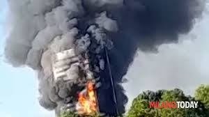 Sono in corso le operazioni di spegnimento grazie all'intervento dei vigili del fuoco, e al. Fp Dnnxhfgwuim