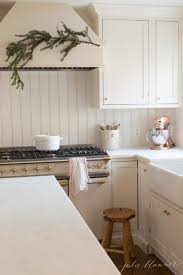 A contemporary christmas decor is marked with a casual atmosphere full of neutral colors, items inspired by nature and a geometrical arrangement to suggest space. Christmas Kitchen Decor