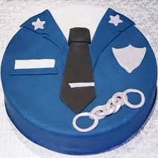 Unter dem versprechen für jede gelegenheit die passende torte anbieten zu können, haben wir natürlich nicht lange gezögert und diese leckere polizisten. Berufstorten Versand Polizisten Torte Online Bestellen Torten De