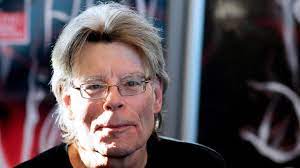 His books have sold more than 350 million copies, and many have been adapted into films, television series, miniseries, and comic books. Stephen King Wie Er Mit Zwei Tweets Die Literaturseiten Seiner Lokalzeitung Rettet Stern De