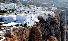 Με πανό που έγραφε «όχι άλλη γαρυφαλλιά» είπαν το τελευταίο αντίο συγγενείς και φίλοι στη 26χρονη κοπέλα που βρήκε τραγικό θάνατο από τα χέρια του 30χρονου συντρόφου της στη φολέγανδρο.το όνομα της γαρυφαλλιάς. Ldhgx6kx3favxm