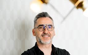 Alberto Aranda, interiorista: “El 2026 vendrá cargado de colores como los  de la tienda de Zara reformada en Madrid, con techos en madera y paredes en  ladrillo”