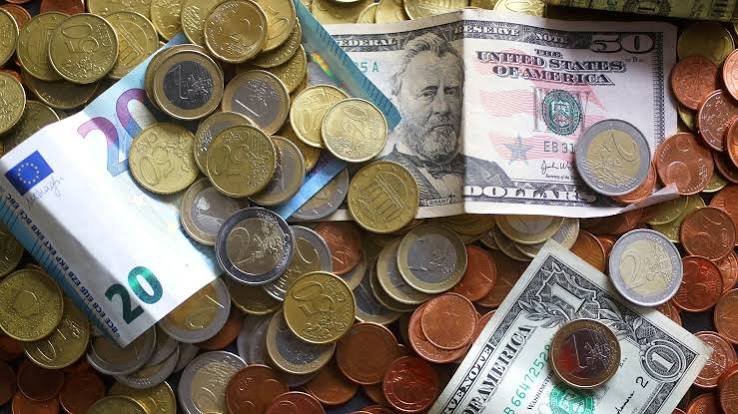 These are the countries clinging to cold, hard cash