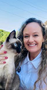 Episódio interessante, foi que nossa gata resgatada (resgatamos ela deveria  ter uns 02 meses de vida, estava em cima de um poste de energia acuada por  03 cães de porte grande), agora