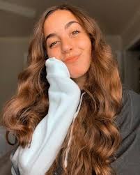 AG's face is not and never been retocated,,, her face''' perfectly  shape🤗👏♥️♥️♥️