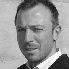 Ein neues Stahlross dampft durch den Park