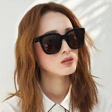 Mặt tròn đeo kính gì? 7 cách chọn mắt kính đẹp phù hợp