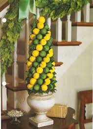 Using Fruit In Holiday Displays En 2020 Topiaire Fruits Buffet Mariage