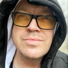 Jonathan Bates (JonathanIsMomfy)