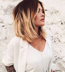 Le Top Coiffure Un Carre Long Degrade Avec Une Frange Balayee Super Glamour Milla Opte Pour La Couleur Qui Met Coupe De Cheveux Coiffure Carre Long Coiffure