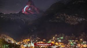 Op 1 augustus 1291 kwamen vertegenwoordigers van de 4 zogenaamde oerkantons. Zwitserland Eert Turkse Vlag Met Projectie Op Alpen Turkse Media