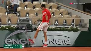 Contro novak djokovic nei quarti di finale del roland garros. French Open Look What It S Done To Him Furious Novak Djokovic Kicks Board After Match Point Slip Eurosport