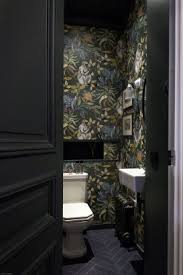 Les toilettes, elles, pourront accueillir par exemple un papier. Toilettes Voici 12 Inspirations Deco Qui Vont Donner Du Style A La Piece Ou L On Reflechit Le Plus