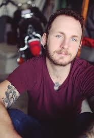 Robin Bratt's Instagram, Twitter & Facebook