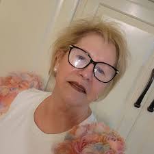 What are some unique king cakes in Baton Rouge?