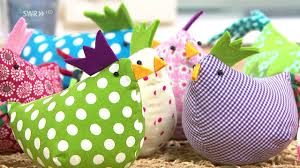 Diese Osterhuhner Sind Bunt Lustig Schnell Herzustellen Und Sehr Dekorativ Je Nach Grosse Und Ausfuhrung K Nahen Ostern Schnittmuster Diy Ostern Ostern Nahen