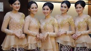 Beli produk warna golden berkualitas dengan harga murah dari berbagai pelapak di indonesia. Contek Yuk Ini Inspirasi Model Kebaya Berwarna Gold Kekinian Buat Remaja