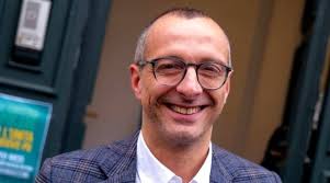 Questa mattina hanno cercato di truffare mia nonna chiamandola prima al  cellulare e poi al telefono fisso dicendo che suo figlio (mio padre) aveva  causato un grosso incidente con una persona in