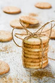 Par godu svētajam niklāvam tiek cepti figurāli cepumi spekulatius. Citronu Sviesta Cepumi Pie Galda