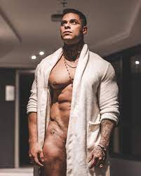 Léo Stronda sensualiza em foto sem roupa íntima 
