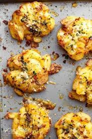 Pommes De Terre Croustillantes Au Beurre A L Ail Et Parmesan L Accompagnement Parfait Recettes Ma Fourchette Recipes Vegetable Recipes Food Dishes