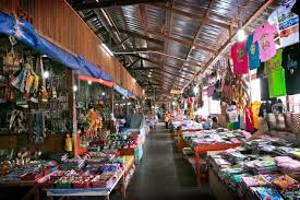 Selain itu, di pasar mingguan gaya street juga terdapat ramai penjaja tempatan yang menjual pelbagai barangan dan cenderamata etnik kebudayaan tradisional. Pasar Filipina Sabah