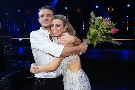 Provided to youtube by universal music grouprose skal vi danse · erik paaskenye viser om kærlighed℗ 1980 elap / mbo / universal musicreleased on: Marte Bratberg Ute Av Skal Vi Danse Ganske Lei Meg Vg