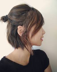 Modele Simple De Coupe Carre Court Avec Differentes Longueurs Une Frange Asymetrique Petit Chignon Haut Coupe Carre Court Carre Plongeant Court Coupe Carre