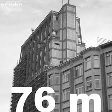 Het politiebureau bestaat uit een laagbouwgedeelte (drie lagen) en een toren van veertien lagen plus technische ruimte. Hoogte Gebouwen Antwerpen Politietoren Archixplore