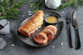 Quadrillez la peau des magrets sans aller jusqu'à la chair puis incisez la chair des magrets en portefeuille et déposez les abricots et le foie gras coupé en morceaux. Magret De France Roti De Magret De Canard Aux Cepes Et Sauce Au Vin Magret De France