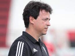 O técnico fernando diniz confirmou a manutenção da equipe que empatou sem gols diante do paraná. Diniz E Oferecido Ao Santos Mas Diretoria Descarta Entenda Os Motivos 16 02 2021 Uol Esporte