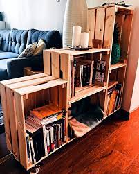 Une table basse à roulettes avec des caisses en bois. 1001 Idees Pour Detourner Une Caisse En Bois Ikea Caisse Bois Decoration Interieure Facile Ikea