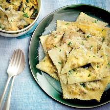 Appreciez Nos Delicieux Repas Sur 20 Reproduisez La Recette Raviolis De Boeuf Et Sauce Aux Champignon Sauce Aux Champignons Champignon Recette Recette Ravioli