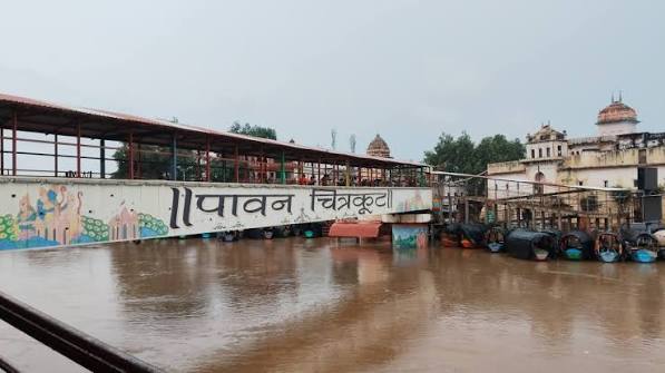 चित्रकूट में भारी बारिश से मंदाकिनी नदी उफान पर, रामघाट में खतरे का निशान पार चित्रकूट। जिले में लगातार हो रही भारी बारिश के चलते मंदाकिनी ...
