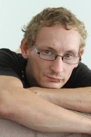 Kennen Sie jemanden, der diesem jungen Mann ähnelt?