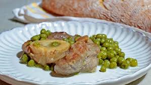 Incidere la pelle e i nervi intorno alla carne per non farla arricciare e infarinarla. Ossobuco Ai Piselli In Pentola A Pressione Quella Lucina Nella Cucina