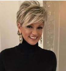 En variante courte le carré allonge le le carré court est sans doute une coupe qui ne romp pas avec votre style féminin mais qui diffère des cheveux longs. 75 Idees De Cheveux Courts Pour 65ans Et Plus Cheveux Courts Cheveux Coupe De Cheveux