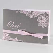 Pour l'organisation du mariage, il faut penser à la location de la salle, à décider d'opter pour des faire part pas cher, c'est aussi profiter de produits simples et jolis sans se ruiner, pour pouvoir régaler ses invités ou investir un peu plus dans les éléments de décoration. Faire Part Mariage Dentelle Rose Contenants A Dragees Pas Cher
