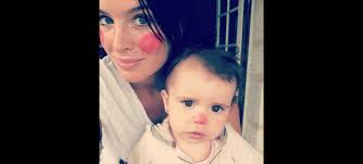 Photo : Jade Foret et Liva s'amusent avec du maquillage. Mai 2014.