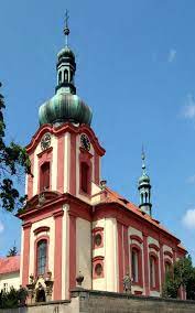 Uhříněveský kostel byl roku 1908 povýšen na děkanský a fara se stala děkanstvím s ohledem na důležitost zdejší rozlehlé duchovní správy. Betlem V Kostele Vsech Svatych Uhrineves