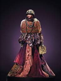 This Artist Turns Couture Into Walking Sculptures Cool Street Fashion Lismore Fashion Portrait