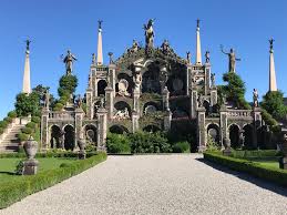 Se il lago maggiore è un gioiello, le sue tre isole borromee sono certamente tre perle: Gardens Of Palace Of Borromeo A Private Property On Isola Bella Lago Maggiore Italy Travel