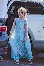 Paparazzi Przylapali Syna Megan Fox W Drodze Na Impreze Ma Na Sobie Blekitna Sukienke Chyba Chcial Wygladac Jak Elza Z Krainy Lodu