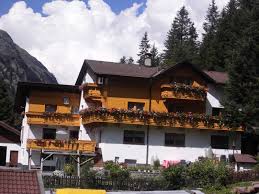 Das haus bietet 3 zimmer mit dusche/wc und 2 zimmer mit fließend kalt/warmwasser und. Haus Waldheim Ferienwohnung Zimmer St Leonhard Im Pitztal Pitztal Privatvermieter Tirol