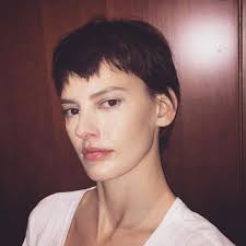 How to wear short hair in 2020. Prada Does Boy Cuts Bobs And Faux Bangs For Fall 2017 Vogue