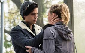 Cole began his acting career alongside his identical twin brother at the tender age of six months. Beweisfoto Riverdale Stars Lili Reinhart Und Cole Sprouse