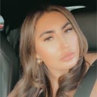 Carly Sharp's Instagram, Twitter & Facebook